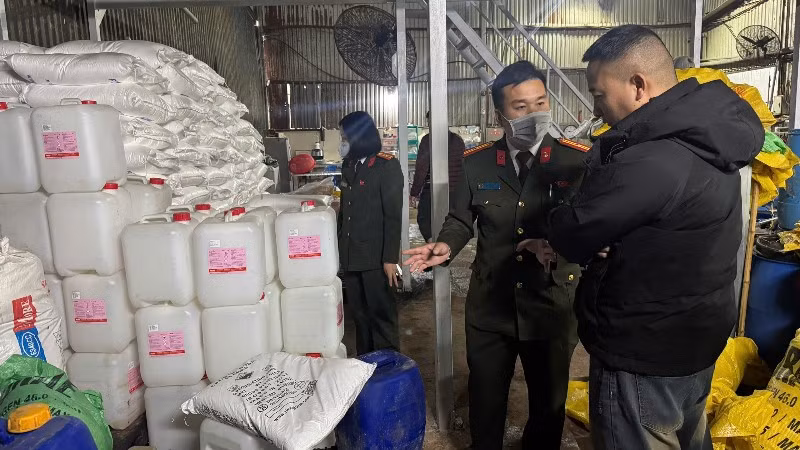 Cơ quan chức năng tạm giữ toàn bộ số hàng hóa để xác minh.