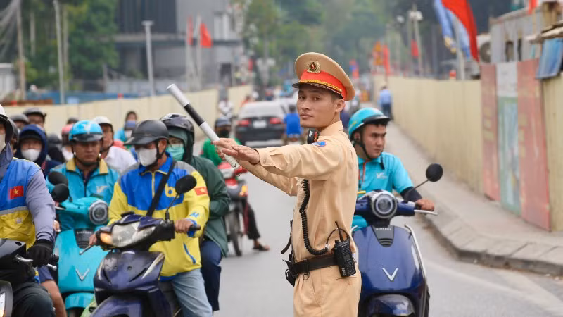 Cảnh sát giao thông làm nhiệm vụ trong giờ cao điểm tại khu vực Dự án đường Vành đai 1, sáng 15/4.