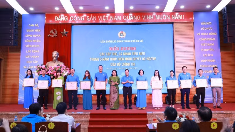 Khen thưởng tập thể cá nhân có thành tích xuất sắc trong thực hiện Nghị quyết số 02-NQ/TW.