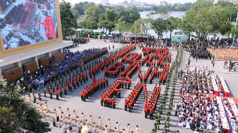 8 nghìn người tham gia sự kiện.