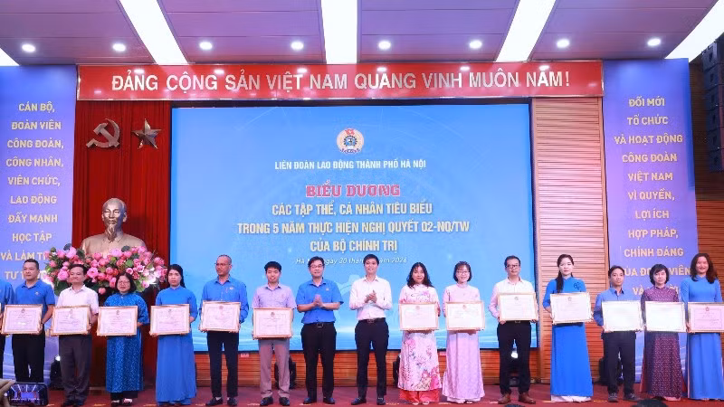 Liên đoàn Lao động thành phố Hà Nội biểu dương, khen thưởng 30 tập thể và 30 cá nhân có thành tích xuất sắc.