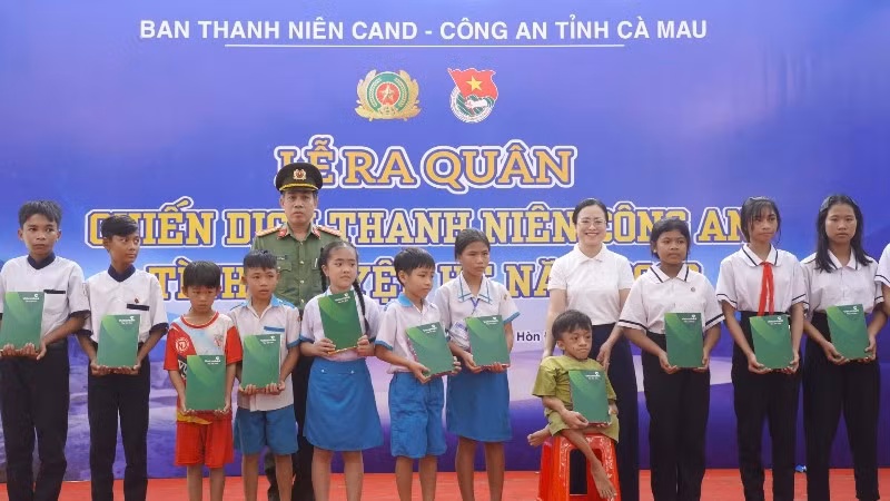 Ban Tổ chức tặng đồ dùng học tập cho học sinh vượt khó địa bàn xã Đá Bạc.