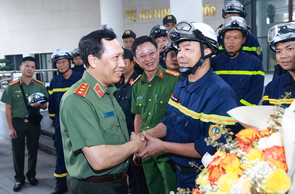 Thượng tướng Lê Văn Tuyến chia tay đoàn công tác xuất quân thực hiện nhiệm vụ cứu nạn, cứu hộ tại Venezuela.