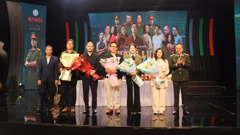 Trung tướng Nguyễn Thanh Tùng, Giám đốc Công an Hà Nội tặng hoa chúc mừng ê-kip bộ phim.
