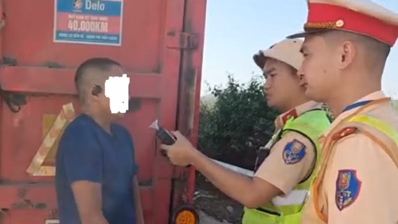 Lực lượng Cảnh sát giao thông kiểm tra nồng độ cồn tài xế.