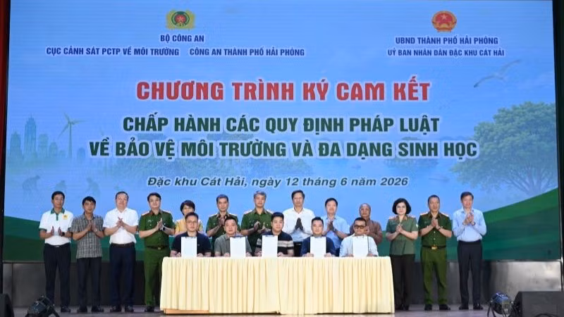 Đại diện hộ kinh doanh ký cam kết “Chung tay bảo vệ nguồn lợi thủy sản, bảo vệ môi trường, bảo vệ đa dạng sinh học và nói không với khai thác tận diệt”.