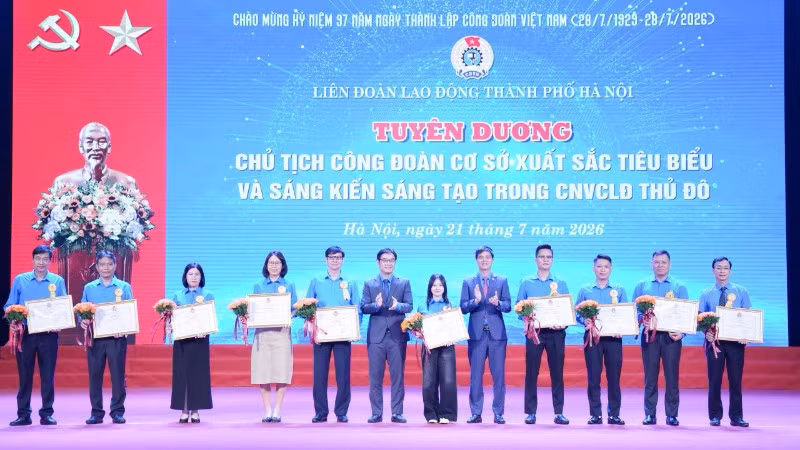10 gương mặt cán bộ công đoàn xuất sắc tiêu biểu của công đoàn Thủ đô. (Ảnh: CHÁNH HỮU)