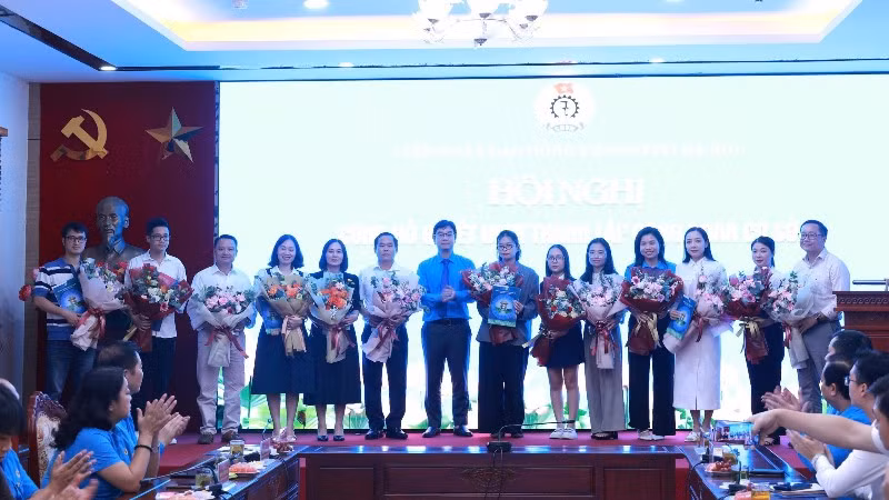 Chủ tịch Liên đoàn Lao động thành phố Hà Nội trao quyết định thành lập Công đoàn cơ sở. (Ảnh: NGỌC ÁNH)