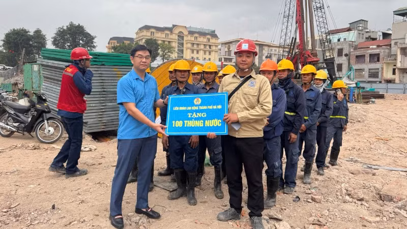 Chủ tịch Liên đoàn Lao động thành phố Hà Nội thăm, trao 100 thùng nước tặng đoàn viên, người lao động làm việc tại công trường xây dựng cầu Trần Hưng Đạo.