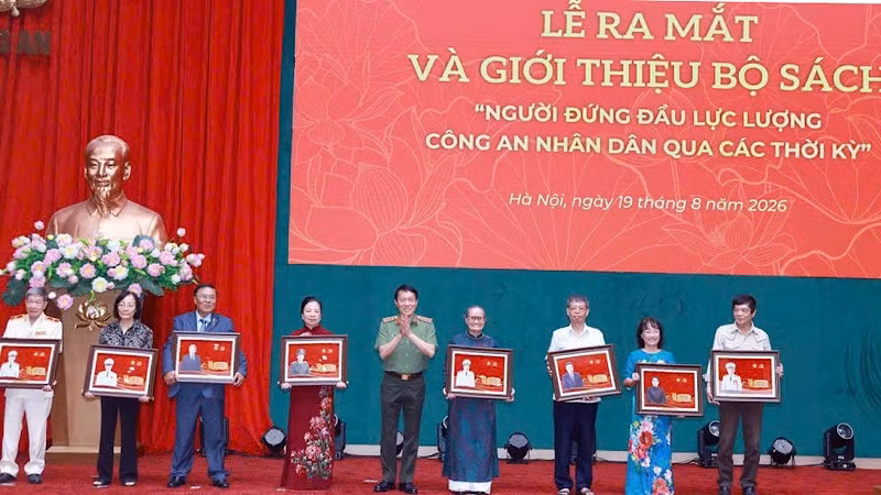 Bộ trưởng Lương Tam Quang trao quà tặng thân nhân gia đình các đồng chí lãnh đạo, cố lãnh đạo Bộ Công an qua các thời kỳ. (Ảnh: K. HÀ)