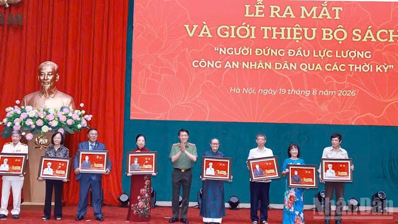 Bộ trưởng Lương Tam Quang trao quà tặng thân nhân gia đình các đồng chí lãnh đạo, cố lãnh đạo Bộ Công an qua các thời kỳ. (Ảnh: K.HÀ)