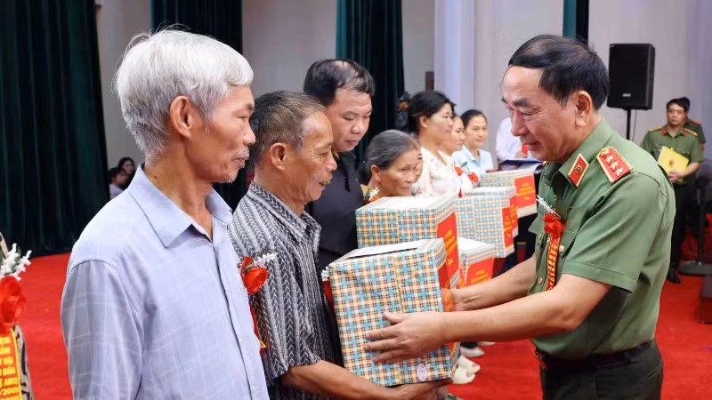 Thứ trưởng Công an Trần Quốc Tỏ trao quà tặng gia đình chính sách, có hoàn cảnh khó khăn trong ngày hội.
