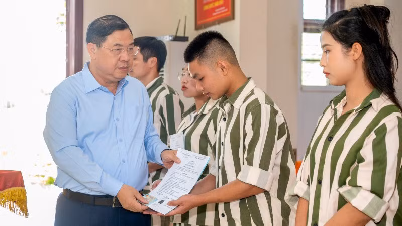 Phó Thủ tướng Thường trực Phạm Gia Túc trao Quyết định đặc xá của Chủ tịch nước cho các đối tượng được đặc xá tại Trại giam Thanh Xuân.