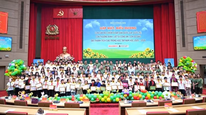 Biểu dương con cán bộ, chiến sĩ đạt giải Quốc gia, quốc tế, con thương binh, liệt sĩ Công an, con đỡ đầu đạt thành tích cao trong học tập năm học 2025-2026.