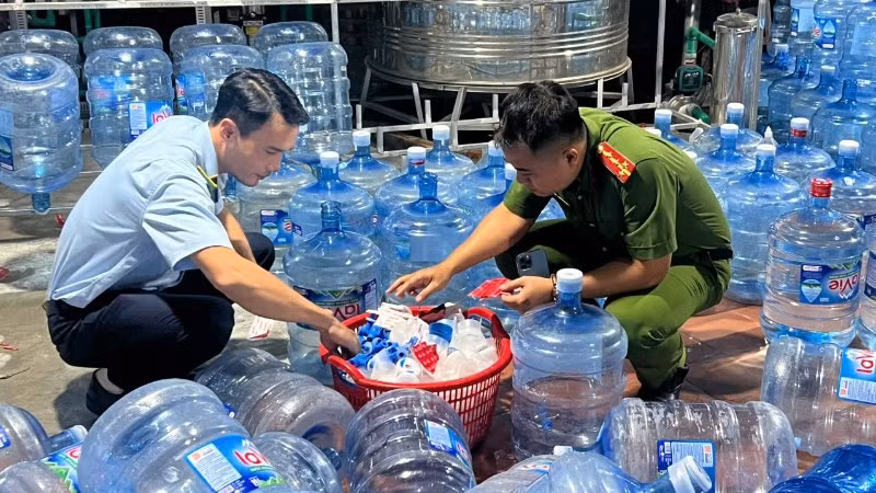 Các vỏ bình dùng để sản xuất nước Lavie giả.