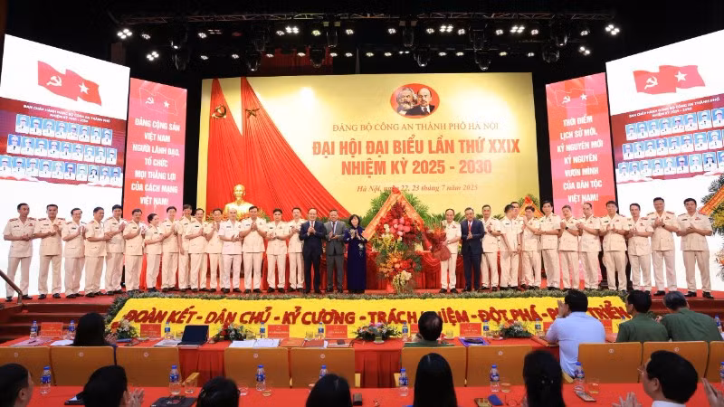 Lãnh đạo thành phố Hà Nội tặng hoa chúc mừng Ban chấp hành Đảng bộ Công an thành phố Hà Nội, nhiệm kỳ 2025-2030.