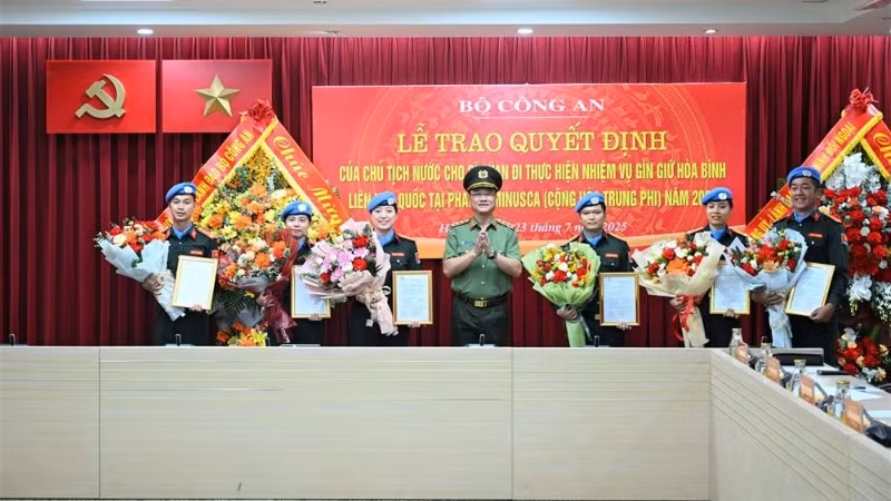 Thứ trưởng Phạm Thế Tùng trao Quyết định cho các sĩ quan Tổ công tác số 6.