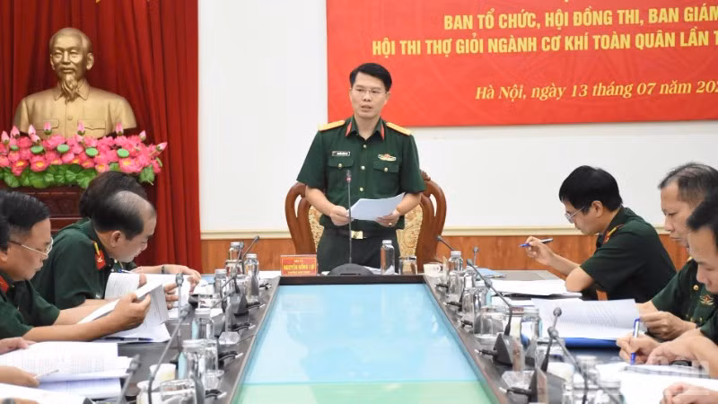 Đại tá Nguyễn Hồng Lợi, Trưởng ban Công đoàn Quốc phòng, Trưởng Ban tổ chức, Chủ tịch Hội đồng thi phát biểu.