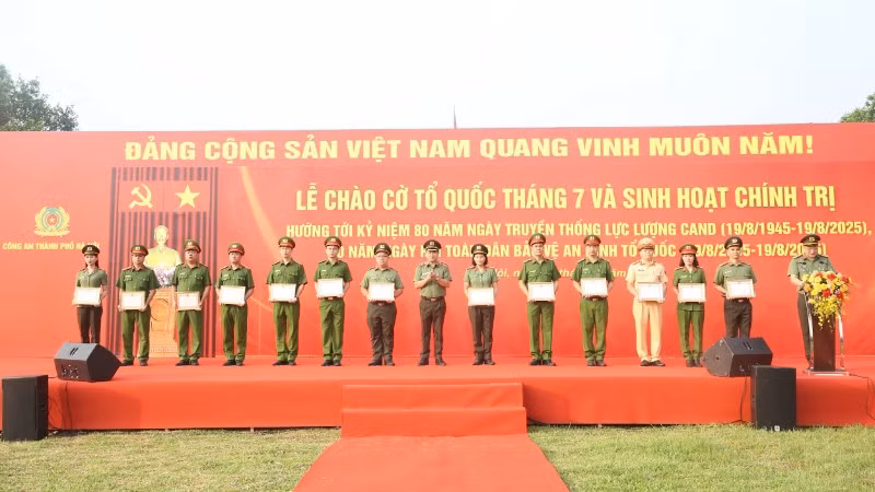 Trung tướng Nguyễn Thanh Tùng trao thưởng Bằng khen của UBND Thành phố tặng 7 tập thể và 18 cá nhân có thành tích xuất sắc trong phong trào thi đua.