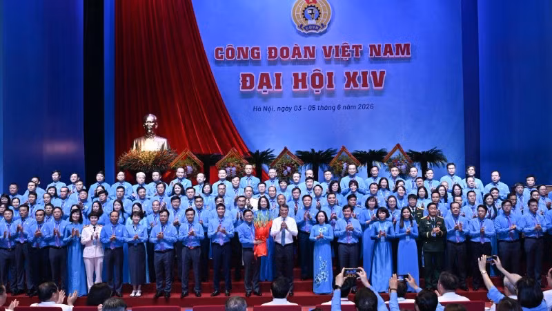 Thủ tướng Chính phủ Lê Minh Hưng tặng hoa 135 đại biểu trúng cử Ban Chấp hành Tổng Liên đoàn Lao động Việt Nam khóa XIV. 