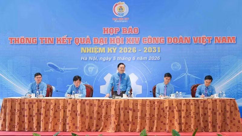 Đồng chí Nguyễn Anh Tuấn, Chủ tịch Tổng Liên đoàn Lao động Việt Nam khóa XIV chủ trì họp báo. (Ảnh: NGUYỄN HẢI)