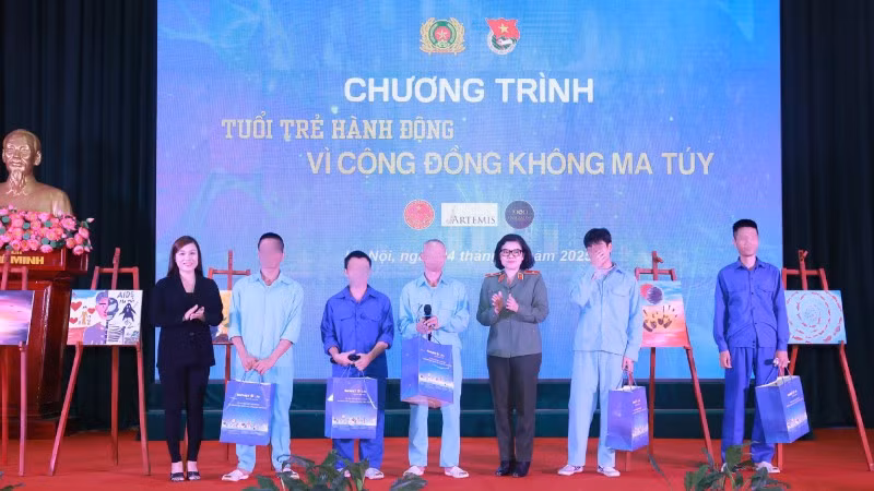Thiếu tướng Ngô Hoài Thu, Phó Cục trưởng Công tác Chính trị, Bộ Công an tặng quà cho học viên cai nghiện.