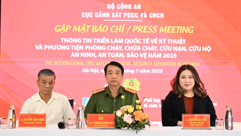 Đại diện Ban Tổ chức tại buổi gặp mặt báo chí.