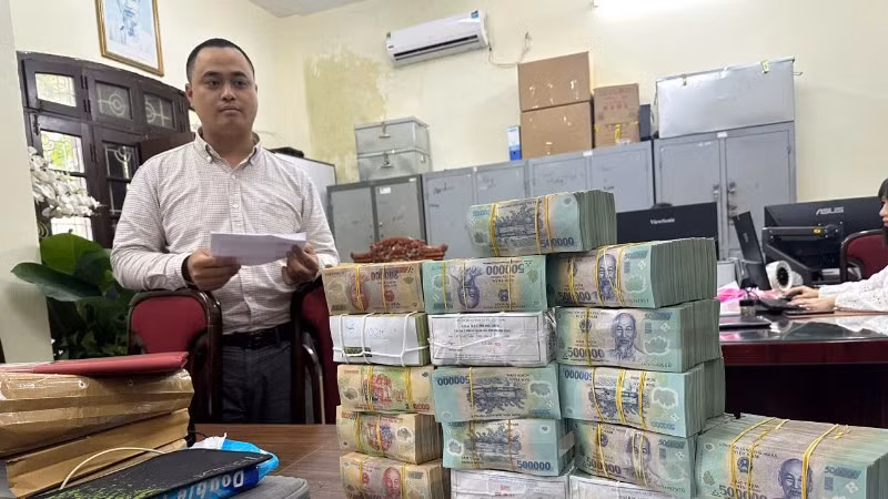 Đối tượng Phạm Ngọc Mạnh cùng tang vật.