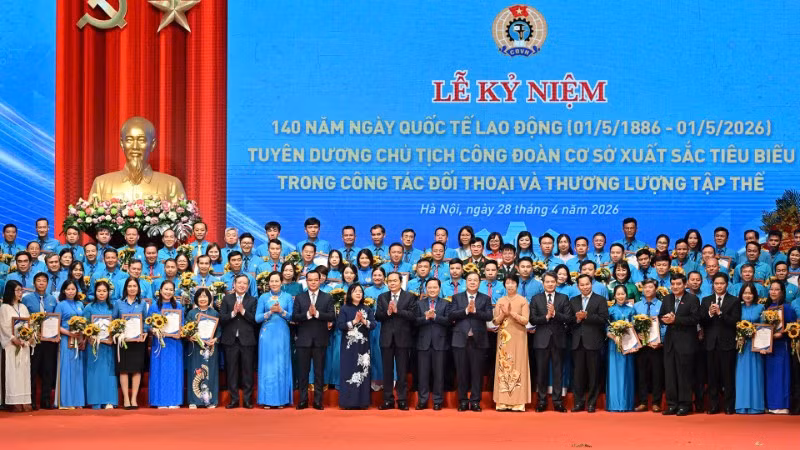 Lãnh đạo Đảng, Nhà nước chúc mừng các Chủ tịch Công đoàn cơ sở tiêu biểu, xuất sắc. (Ảnh: THỦY NGUYÊN)