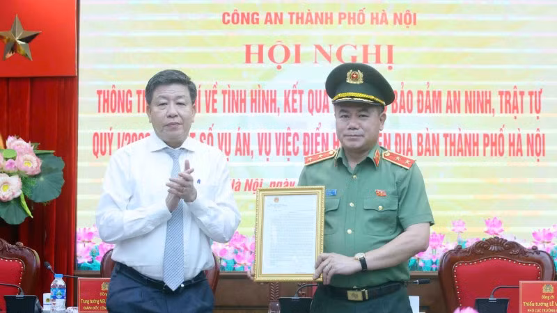 Đồng chí Dương Đức Tuấn, Phó Chủ tịch thường trực Ủy ban nhân dân thành phố Hà Nội trao thư khen của Thủ tướng Chính phủ tới Công an Hà Nội. 