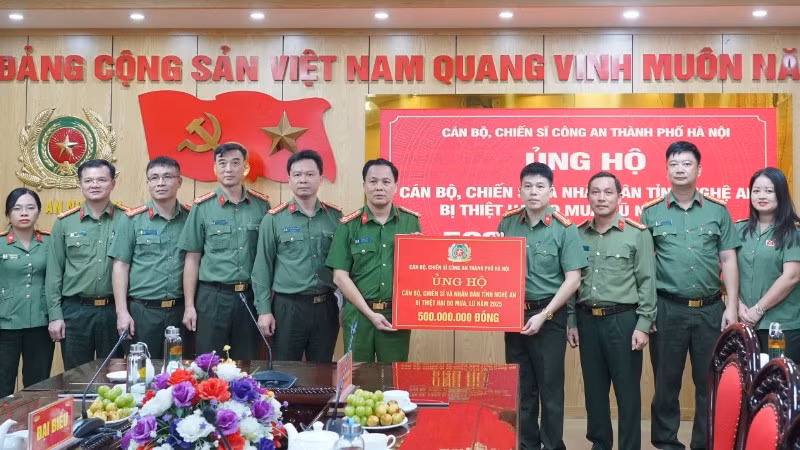 Đoàn công tác trao quà hỗ trợ cán bộ, chiến sĩ và nhân dân tỉnh Nghệ An.