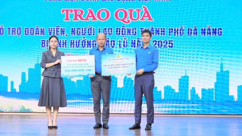 tong-lien-doan-lao-dong-viet-nam-bao-tuoi-tre-trao-1-ti-dong-ho-tro-cong-nhan-da-nang-bi-thiet-hai-do-mua-bao-anh-5-176225331554795390532-6664.jpg