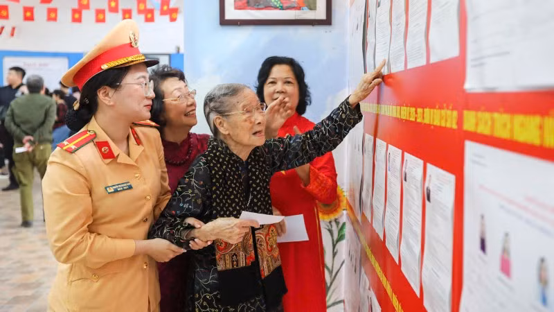 Cử tri Đoàn Thị Thuận, sinh năm 1925 đi bầu cử.