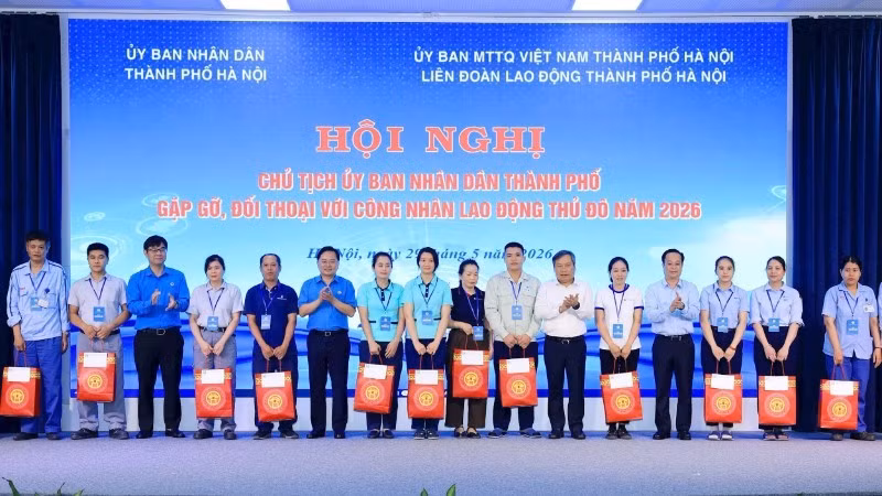 Đồng chí Vũ Đại Thắng và đồng chí Nguyễn Anh Tuấn trao quà tặng công nhân, lao động. (Ảnh: ĐÌNH HIỆP)