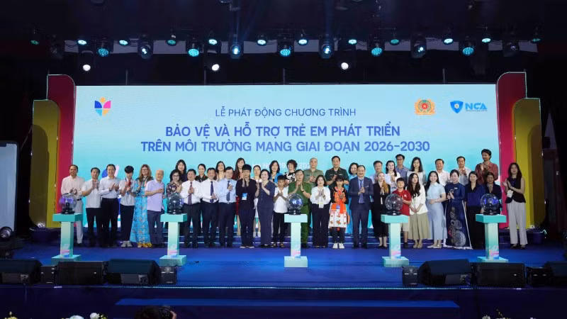 Đại biểu dự Lễ phát động Chương trình “Bảo vệ và hỗ trợ trẻ em phát triển trên môi trường mạng giai đoạn 2026-2030”.