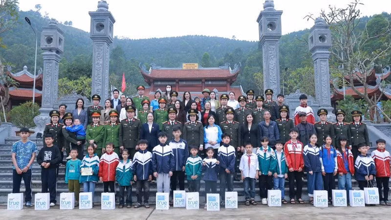 Hoạt động tổ chức tại nơi ghi dấu sự hy sinh của liệt sĩ, Anh hùng Lực lượng vũ trang Cao Kỳ Vân - nữ chiến sĩ Công an hiến trọn tuổi xuân cho Tổ quốc.
