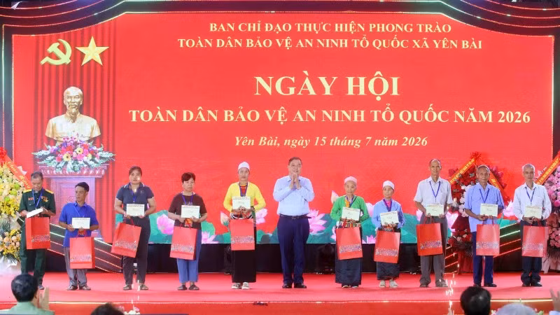 Phó Thủ tướng Thường trực Phạm Gia Túc tặng quà nhân dân xã Yên Bài, tại Ngày hội. (Ảnh: Kiên Phạm)