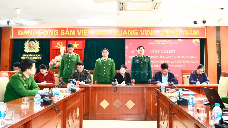Đại diện cơ sở kinh doanh pháo hoa trên địa bàn Hà Nội ký cam kết với 5 nội dung cụ thể.