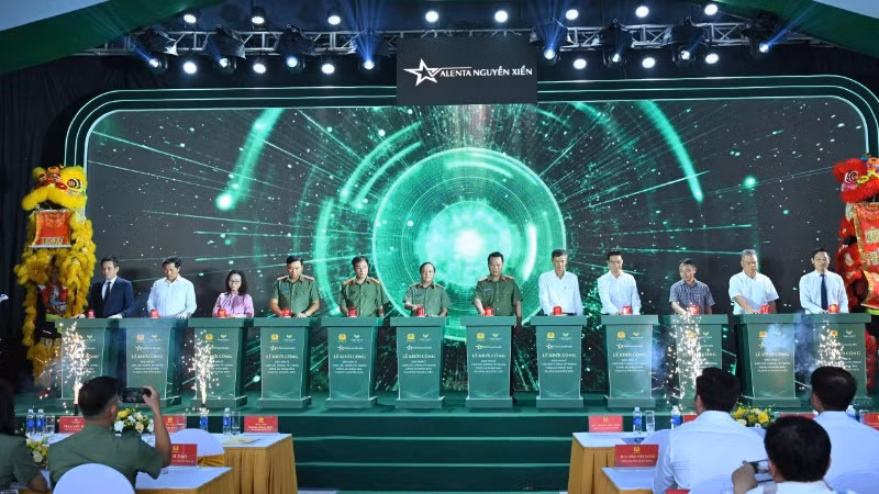 Các đại biểu thực hiện nghi thức khởi công.