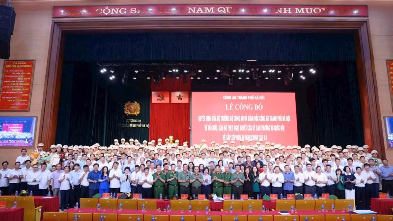 Lễ Công bố Quyết định của Bộ trưởng Công an và Giám đốc Công an thành phố Hà Nội về tổ chức cán bộ theo Nghị quyết của Ủy ban Thường vụ Quốc hội về sắp xếp đơn vị hành chính cấp xã.