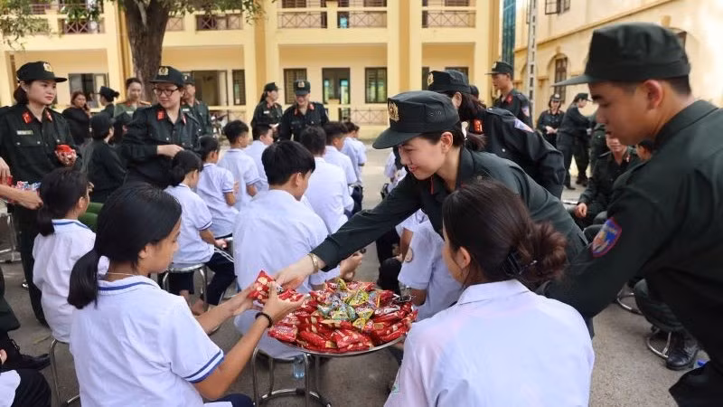 Phát bánh kẹo và tặng quà các cháu có hoàn cảnh đặc biệt khó khăn.