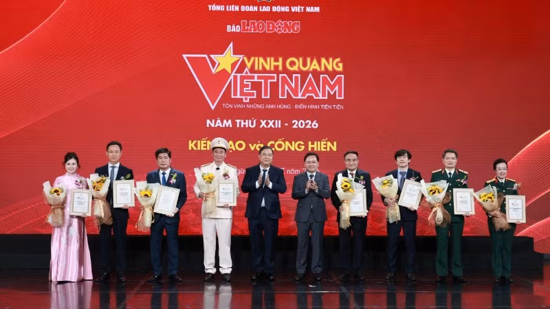 Đồng chí Phạm Gia Túc và đồng chí Nguyễn Anh Tuấn trao Biểu trưng Vinh quang Việt Nam tặng 8 tập thể. (Ảnh: NGUYỄN HẢI)