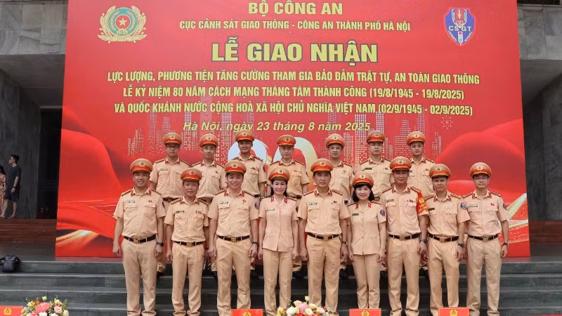 Lễ tiếp nhận 655 cán bộ, chiến sĩ tăng cường.