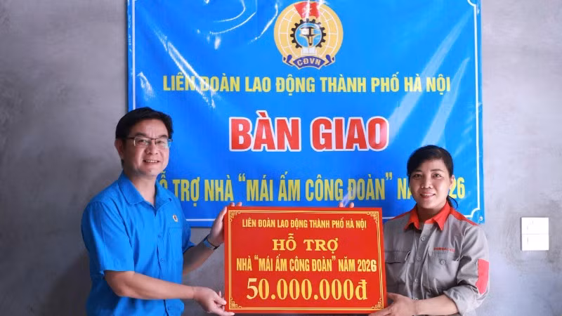 Chủ tịch Liên đoàn Lao động Hà Nội Nguyễn Văn Thắng trao hỗ trợ xây Mái ấm công đoàn cho đoàn viên Nguyễn Thị Phương Thanh.