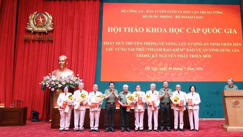 Bộ trưởng Lương Tam Quang và Thứ trưởng Phạm Thế Tùng tặng hoa các nhân chứng lịch sử là Anh hùng Lực lượng vũ trang nhân dân.