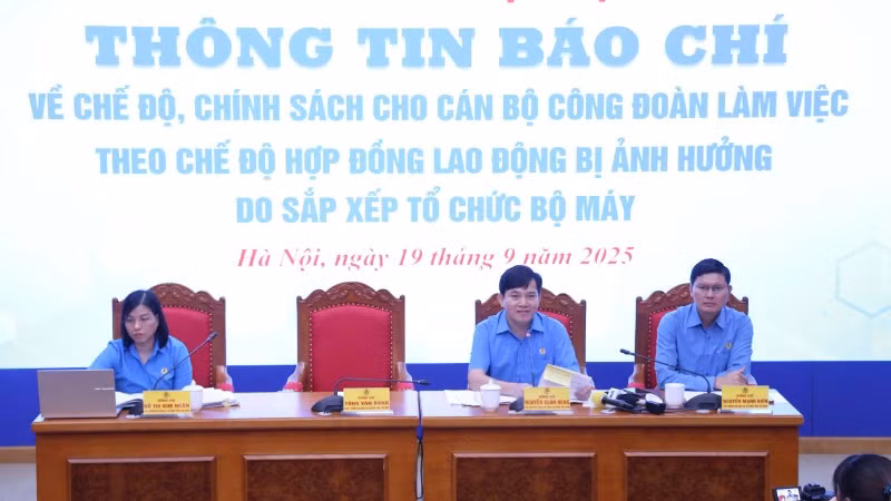 Các đồng chí điều hành cuộc họp thông tin báo chí.