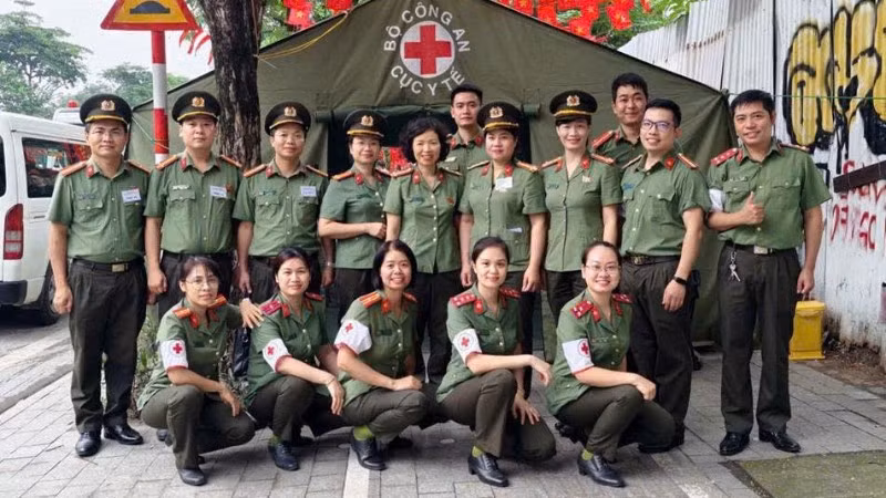 Gần 50 cán bộ, bác sĩ, điều dưỡng, lái xe và nhân viên hậu cần được huy động.