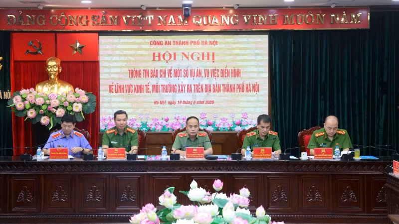Trung tướng Nguyễn Thanh Tùng, Giám đốc Công an thành phố Hà Nội và các đồng chí chủ trì hội nghị.