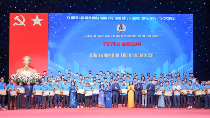 Tuyên dương 100 công nhân giỏi Thủ đô. (Ảnh: HỮU CHÁNH)
