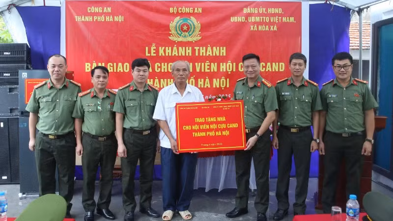 Công an TP. Hà Nội trao tặng nhà cho hội viên Hội Cựu Công an nhân dân Dương Văn Mạnh.